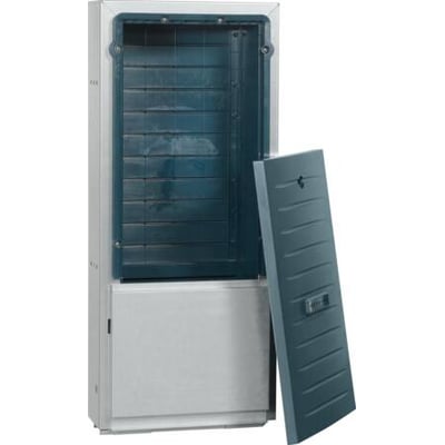 Tomt ABB kabelskab PK35 med plastlåge åben, viser det interne rum og en grå dør ved siden af.