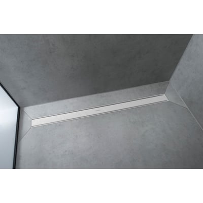 Hansgrohe 800 mm afløbsrende i mat hvid finish integreret i et moderne badeværelsesgulv med betonlook.