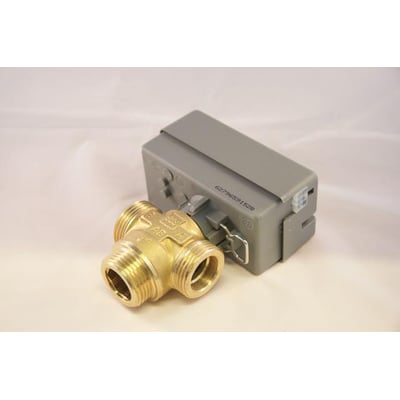 Bosch 3-vejsventil i messing ved siden af en grå styreenhed, klar til installation på varmepumpeanlæg.