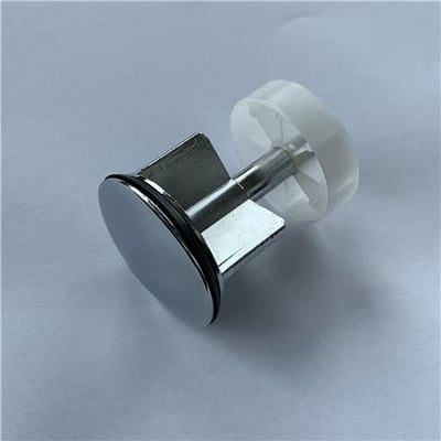 Universal ventillegeme i krom fra K. Neerskov, en prop til løft-op bundventil med blank overflade og hvid plastmekanisme.