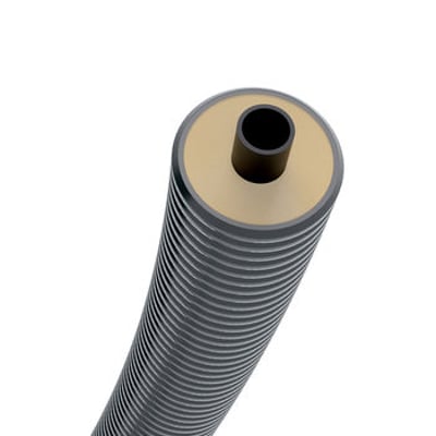 Flexstar Uno rør fra Brugg Pipes med 25/70mm diameter og en 25mm messingfitting, isoleret med lys PUR skum.