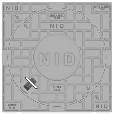 Topudsigt over NID 425 mm karm/dæksel i grå komposit, med firkantet mønster og NID logo.