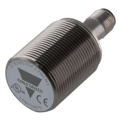 Carlo Gavazzi induktiv aftaster M30 med 22 mm detekteringsafstand, vist skråt med gevindhus og mærket front.