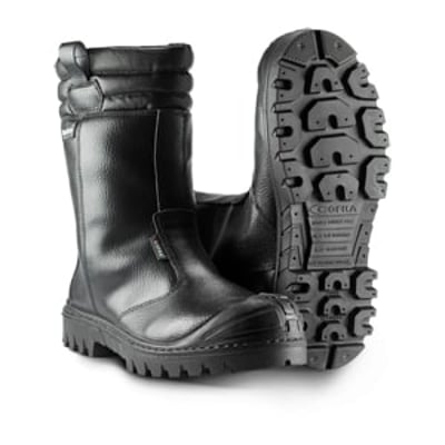 Sika Footwear vinterstøvle 5806 New Malawi S3 SRC i sort læder, med bred pasform og kraftig ydersål.