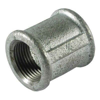 Unico galvaniseret muffe, 3/8", med synligt gevind og blødstøbt randfitting på hvid baggrund.