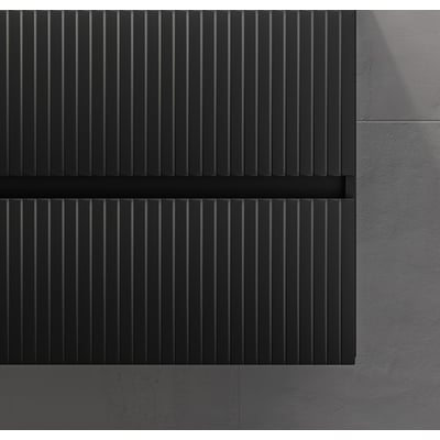 Sanibell Proline møbelsæt front med lodrette lameller i matsort og integreret greb. Detaljebillede viser den taktile overflade og moderne design.