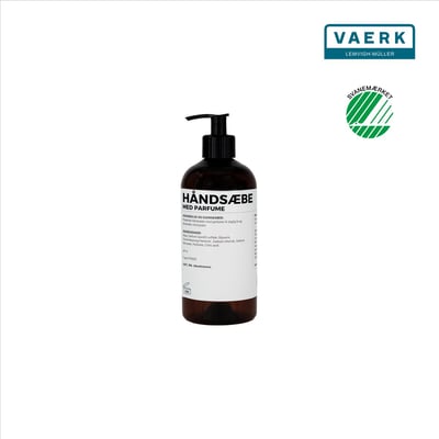 Brun plastflaske med pumpefunktion indeholdende 500 ml parfumeret håndsæbe, Svanemærket og med VAERK logo.
