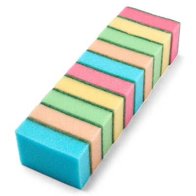 Ti ensfarvede skuresvampe i blå, orange, grøn, gul og pink stablet på hinanden, klar til rengøring.