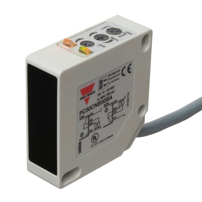Carlo Gavazzi PC50CNB50BA fotoaftaster med diffus IR BGS ses skråt forfra med sort sensorflade, justeringsknapper og kabel.