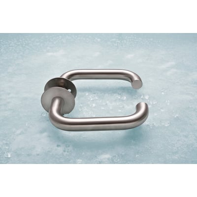 Assa Abloy U-formet dørgreb i børstet rustfrit stål med runde rosetter, vist løst fra flere vinkler.