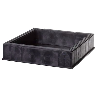 Uni-Seals Futura kabelbrøndens sorte bundsektion med åben, firkantet form set skråt forfra, 600 x 600 x 150 mm.