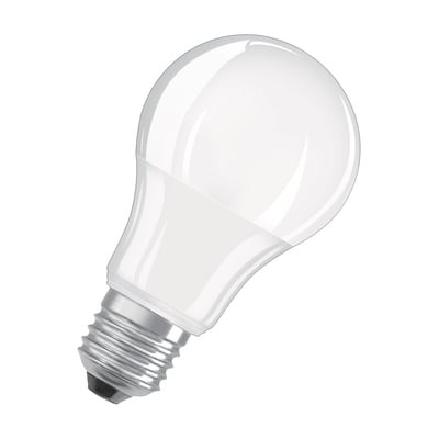 Ledvance CLA60 LED-pære på 8,5 W med klassisk form og E27-fatning, set skråt med gevindfatningen synlig.