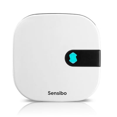 Sensibo Air er en hvid, afrundet smart styring til luft/luft-varmepumpe med sort felt og turkis symbol på fronten.