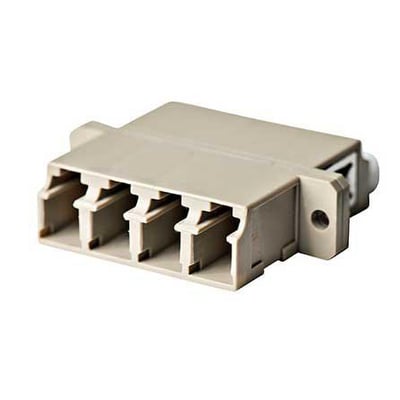 Beige fiberoptisk adapter med LC/PC-tilslutning, MultiMode quad-konfiguration og SC footprint.