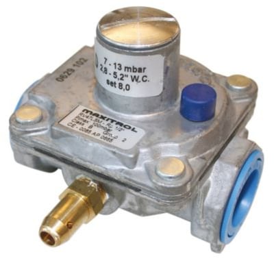 Gastryksregulator med 1/2" tilslutning og et trykområde på 7-13 mbar, vist på hvid baggrund.