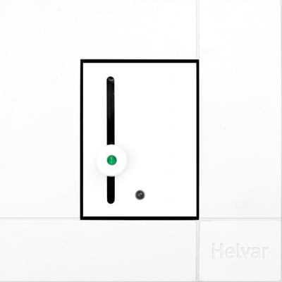 Nærbillede af Helvar DigiDim100 Rotary panel med sort ramme, viser den vertikale skyder, grøn LED og IR-modtager.