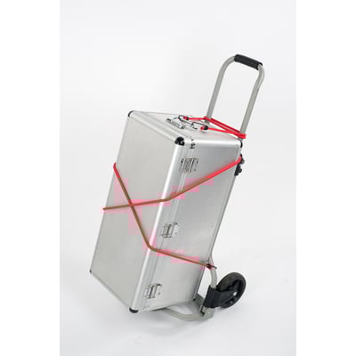 Rød bagagerem Ø8 x 100 cm med kroge, der holder en sølvfarvet kuffert på en sækkevogn.