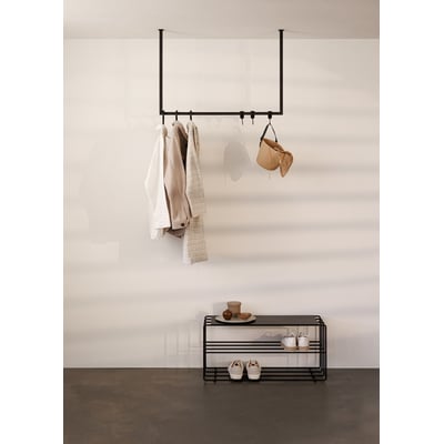 Metallbude Rubi lofthængt tøjstativ i sort metal med 80x60 cm dimensioner, vist med tøj og en taske.