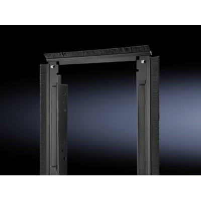 Rittal VX IT luftstyreplade i sort metal, viser børsteafdækning på toppen og siderne for effektiv lufttætning.