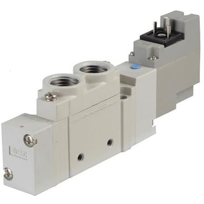 SMC 5/2 monostabil ventil i grå, med G1/4" tilslutning og synlig 24V DC spole med IP67 kapsling.