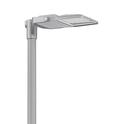 Moderne grå gadebelysning, Floodlight FL21 Mini med 38W og asymmetrisk lysfordeling, monteret på en stolpe.