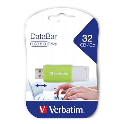 Verbatim DataBar USB 2.0 Drive i grøn med 32GB lagerkapacitet, vist i sin blisterpakning med hænder der bruger en laptop i baggrunden.