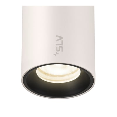 Tæt på en hvid NUMINOS XS spot fra SLV, viser den lyskilde, sorte inderside og SLV logo.