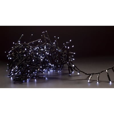 8 meter kold hvid cluster LED julelyskæde med 400 LED på en sort baggrund, kablerne er snoede.