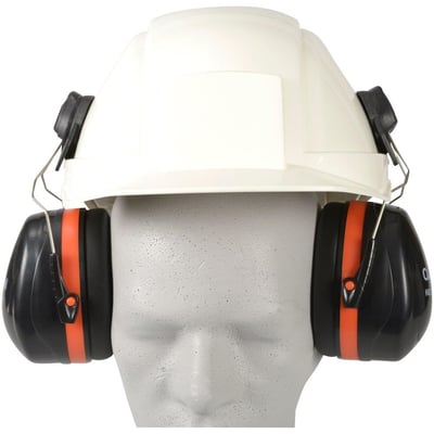 Boisen Safety høreværn H2 Comfort monteret på en hvid sikkerhedshjelm for at vise anvendelsen.