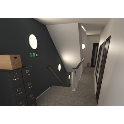 Ansell Lighting Mercurial 2 plafond med IP54, Ø500mm, sølv, monteret i en trappeopgang med nødudgangsskilt og brandslukker.