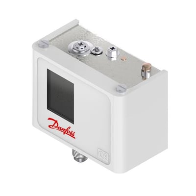 Danfoss KPR5-pressostat i hvidt hus med mørkt vindue og synlige metaltilslutninger, set skråt ovenfra.