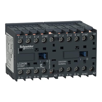 Schneider Electric revers kontaktor LC2K06, 6A, 2x3P+1NC, 24VAC, TeSys K serie med tydeligt mærkede tilslutningspunkter.