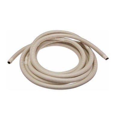 UV-bestandig kondensvandsslange på 50 meter, Ø16/18mm, med glat inderside og 50cm overgange, rullet op på hvid baggrund.