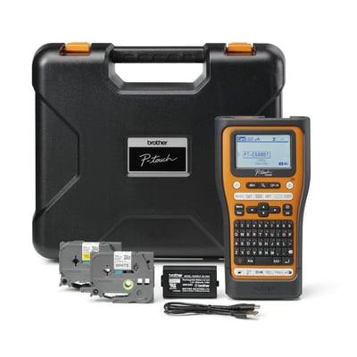Brother labelprinter PT-E560BTVP med Bluetooth, viser LCD-skærm og tastatur samt to TZe tape-ruller og batteri.