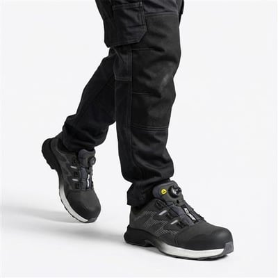 Activewear Knox 5100 sikkerhedssko i sort, størrelse 45, ses på fødder under gang med FitGo-lukningen synlig.