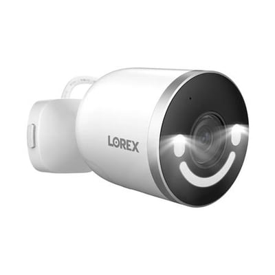 Lorex 4K Spotlight Wi-Fi-sikkerhedskamera i hvid plast med sølvfarvet kant og et smiley-ansigt lavet af lys på forsiden.