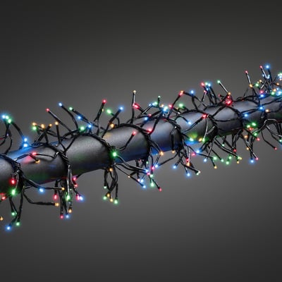 Nærbillede af Konstsmide cluster lyskæden med 1152 farvede LED-lys viklet rundt om en sort stang.