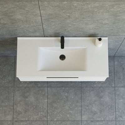 Top view af Dansani Mido+ Classic møbelpakke med stribet hvid front, hvid Amber vask og sort armatur.