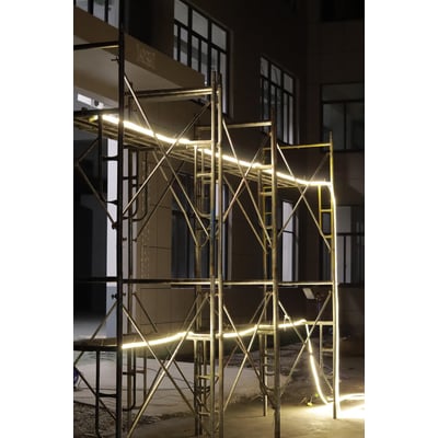 BE Flex-Line LED-strip/lysbånd V2.0 på 10 meter, monteret midlertidigt på stillads udendørs, lyser neutralt hvidt med 4000 Kelvin.