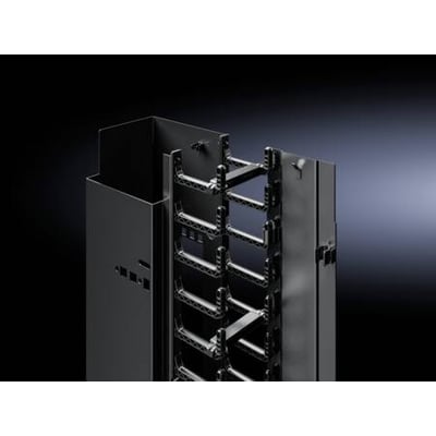 Rittal kabelkanal til VX IT 47HE, vist i et serverrack med fokus på den vertikale monteringsstruktur og kabelføringsmuligheder.