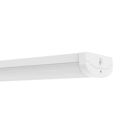 Hvidt Ledvance Linear Surface overfladearmatur på 600 mm med lang opal lysflade og synlig endekappe, IP44 og Zigbee.