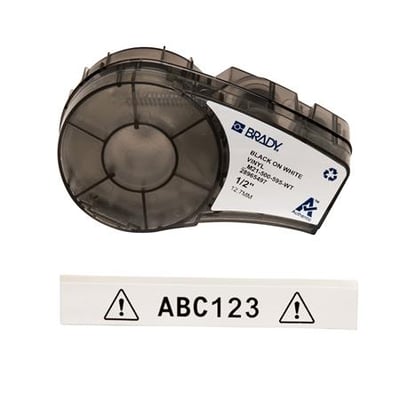 Brady M21-500-595-WT, hvid vinyl på kassette med en hvid mærkatstrimmel med sort tekst og advarselssymboler.