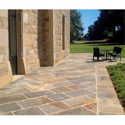 ECCO Products A-Joint Ready belægningsfugemørtel stone grey, 15 kg, viser en stenbelagt terrasse ved en murstensbygning.