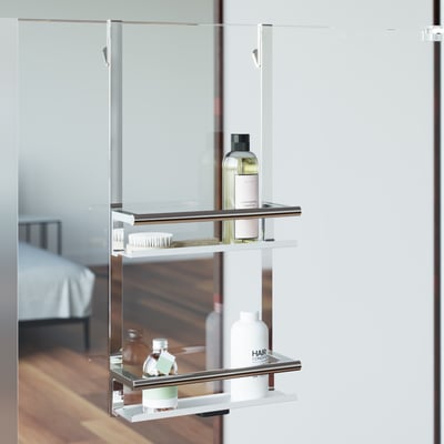 Cosmic Architect S+ badeværelseshylde i krom med to hylder, fyldt med forskellige badeartikler som flasker og børste.