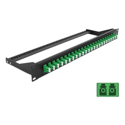DeLock fiberpatchpanel til 19″ rack med 24 grønne LC duplex-porte, vist skråt forfra.