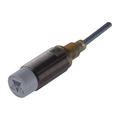 Carlo Gavazzi induktiv M18-aftaster med NPN, NC og 14 mm rækkevidde, vist skråt med gevindhus og kabel.