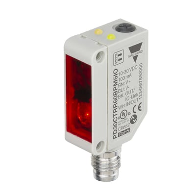 Fotoaftasteren Carlo Gavazzi PD30CTRR60BPM5IO har et hvidt, kompakt hus, rød frontlinse og stik nederst.