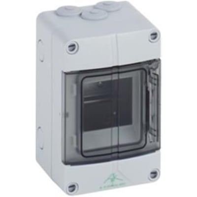 Nærbillede af Spelsberg AKI gruppetavle, viser monteringsdetaljer og den mørkegrå lukkede polycarbonat dør.