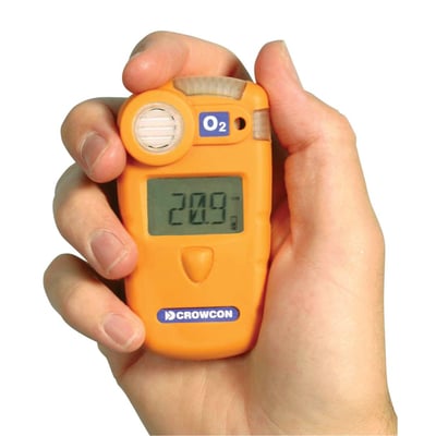 Nærbillede af Elma Instruments Crowcon Gasman O2 gasdetektor, der viser O2-sensor og brandlogo på orange kabinet.