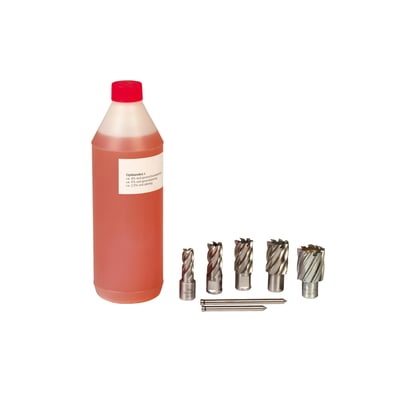 RHENUS TU 425 kølemiddel i 1 liters rød-låg flaske fra Scantool, flankeret af flere metalbor og centreringsstifter på hvid baggrund.